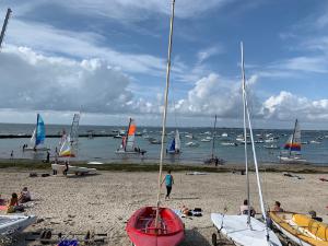 Dériveurs et baigneurs sur la plage de Lanséria