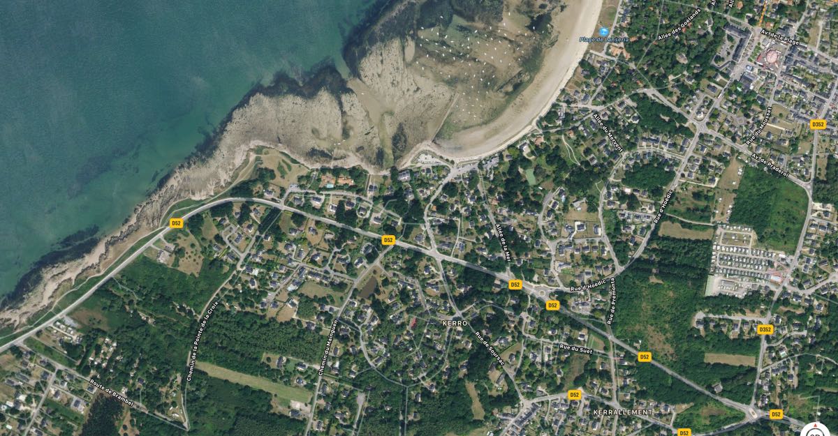 Vue aérienne de Quimiac : la pinède, le bourg et la plage de Lanséria